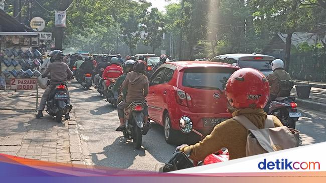 Traffic Jam in Jakarta Sparks Calls for Road Widening