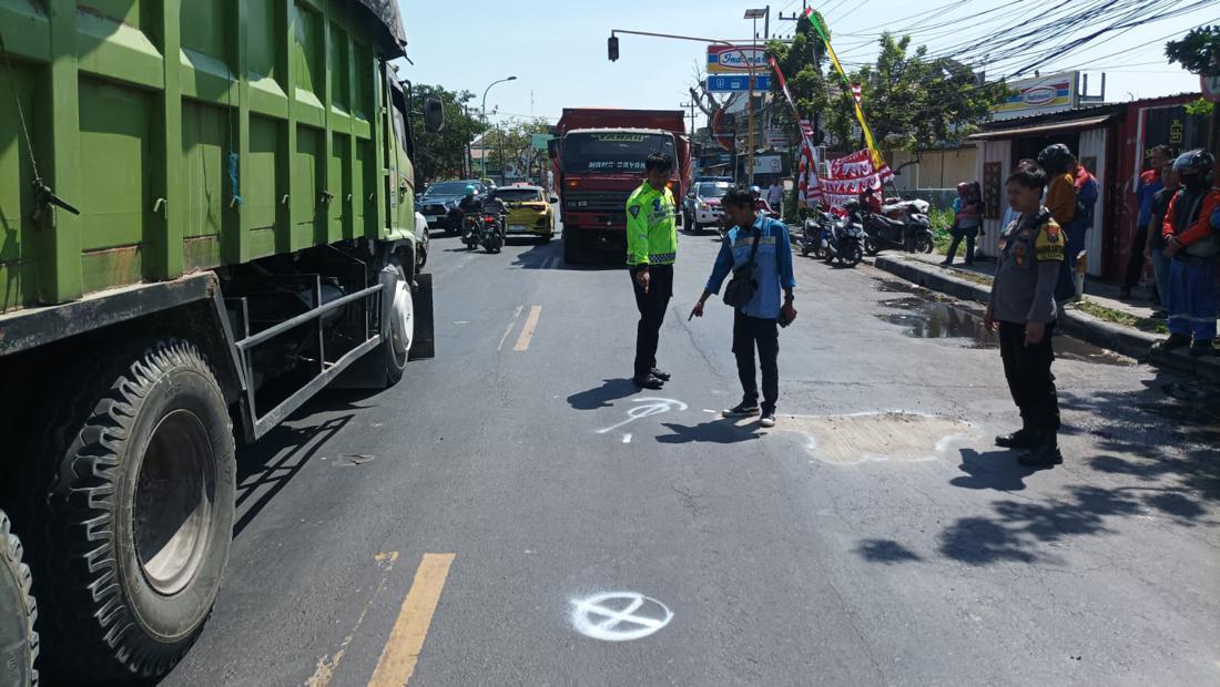 Gagal Salip Truk, Biker Gresik Tewas Terlindas