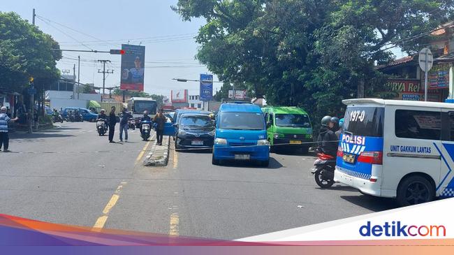 Truk Nyangkut Di Jembatan Talang Bogor Dievakuasi Lalin Ditutup Sementara