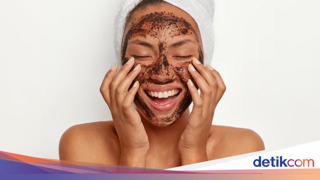 ampas kopi yang digunakan sebagai bahan alami untuk perawatan kulit