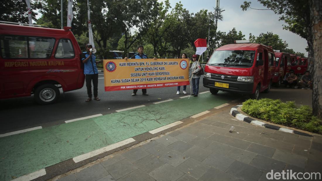 Aksi Sopir Angkot Geruduk Balai Kota DKI Jakarta