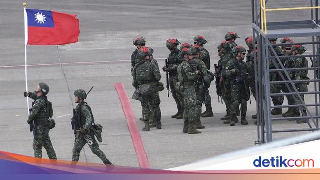 台湾海域で中国製の熱気球が発見される