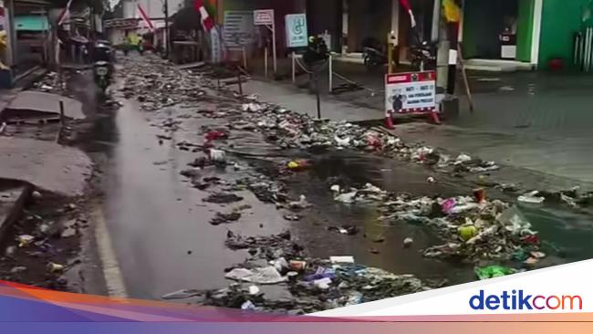 Viral Sampah Berserakan Di Tengah Jalan Malang Usai Hujan