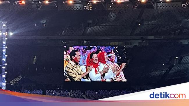 President Jokowi and VP Ma’ruf Amin Attend Angklung Performance at GBK Stadium