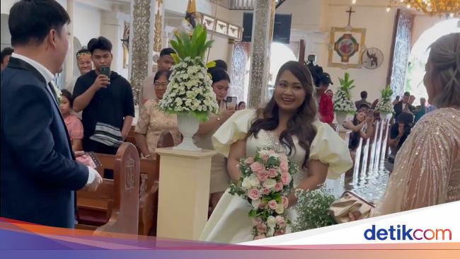 Viral Wedding Couple Gets Married in a Flooded Church in Malolos, Philippines