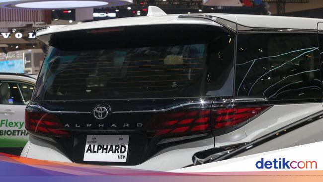 Toyota Alphard Left Battered After Crash