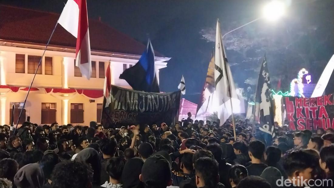 Aksi Diam Arek-arek Malang Ingatkan Tragedi Kanjuruhan Di Momen Ultah Arema