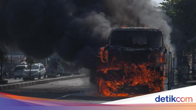 Tourist Bus Carrying PKS Cadres and Legislative Candidates Catches Fire on Jalan Solo-Jogja