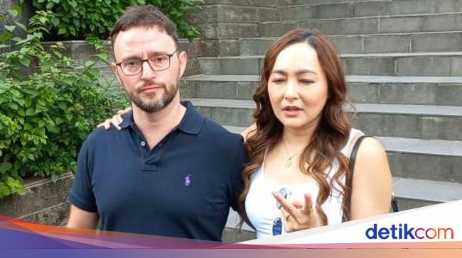 Dewi Rezer Marries White Lover Ethan Alarmk After 6 Years of Dating