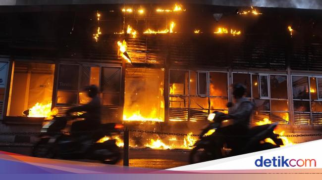 Kebakaran Halte TransJakarta Tendean Diduga Dipicu Korsleting Listrik