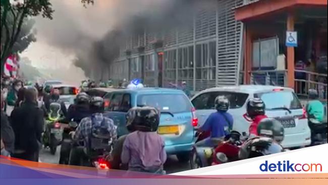 TransJakarta Bus Stop in Jakarta Catches Fire, Causes Traffic Jam on Jalan Captain Tendean