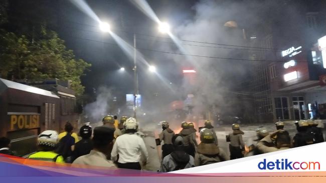 Road Blocking and Tire Burning in Jakarta due to Alleged Fraudulent Land Acquisitions