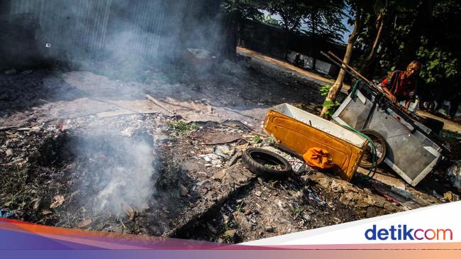 Sering Bikin 'Berkabut', Boleh Nggak Sih Bakar Sampah di Sekitar Pemukiman?