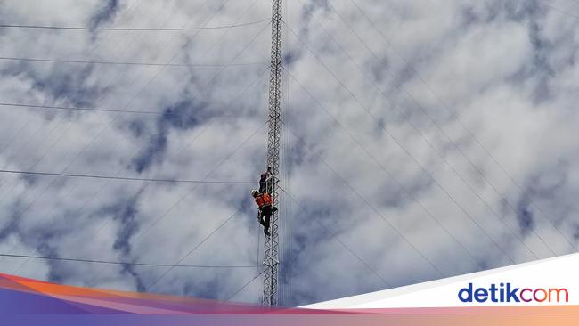 Dramatis Proses Evakuasi Pria Panjat Tower 65 Meter Di Kupang 2858