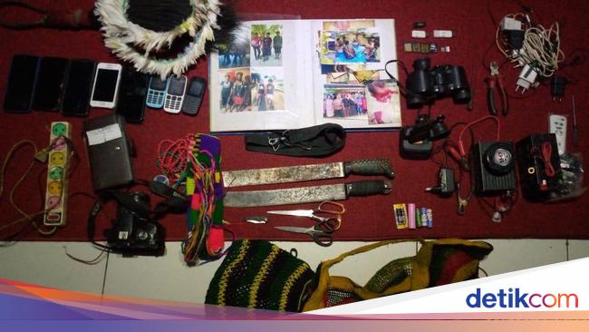 Kesaksian anggota Mapala 45 menggunakan parang sepanjang 5 meter melepaskan black box ATR 42-500