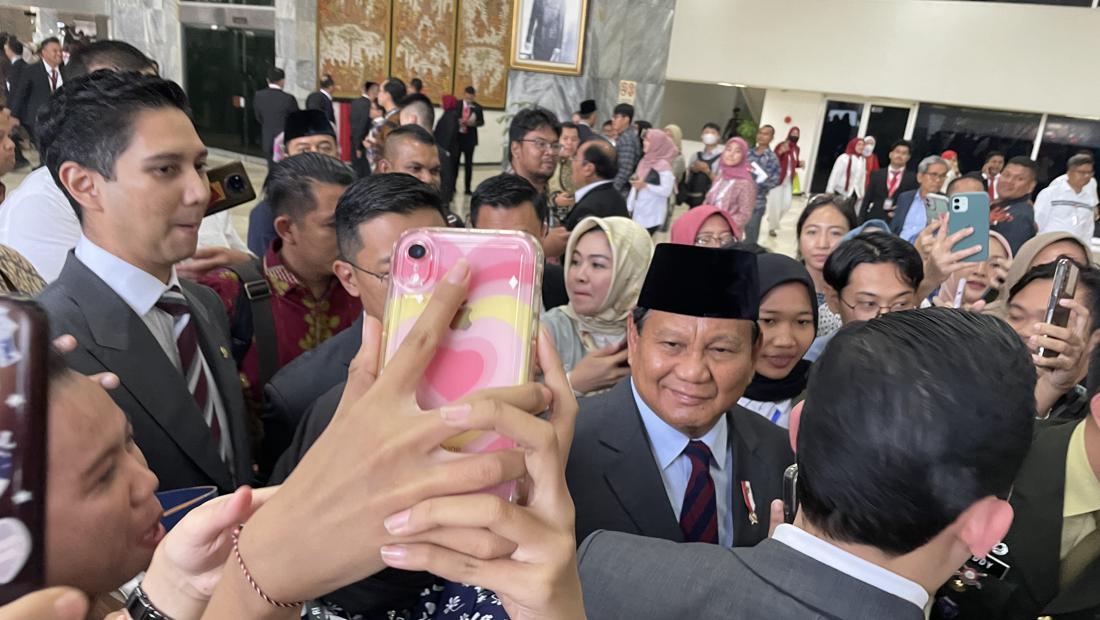 Momen Menhan Prabowo Jadi Rebutan Selfie Usai Hadiri Sidang Tahunan Di DPR