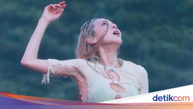 Potret Sandara Park Basah-basahan di Water Bomb Festival