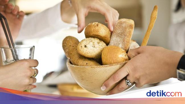 The Hidden Dangers of Eating Free Bread at Restaurants: A TikToker Reveals Why