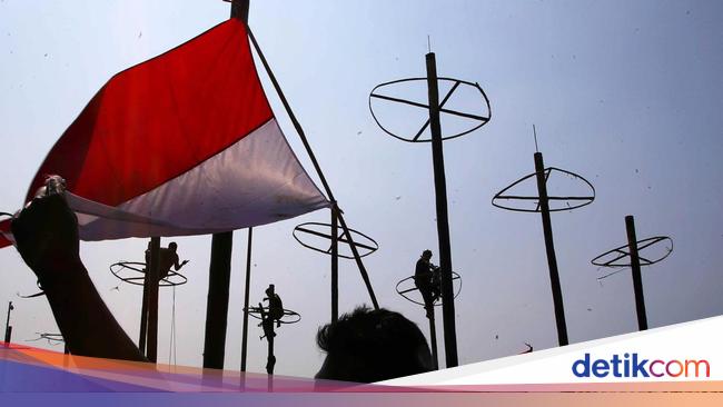 Betapa Serunya Bule-bule Ikut Lomba 17-an, Antusias Masukin Paku ke Botol