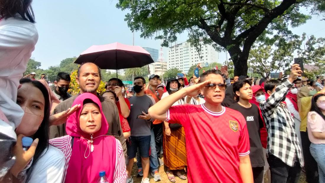 Momen Pengibaran Sang Merah Putih, Warga Di Depan Istana Kompak Sikap ...