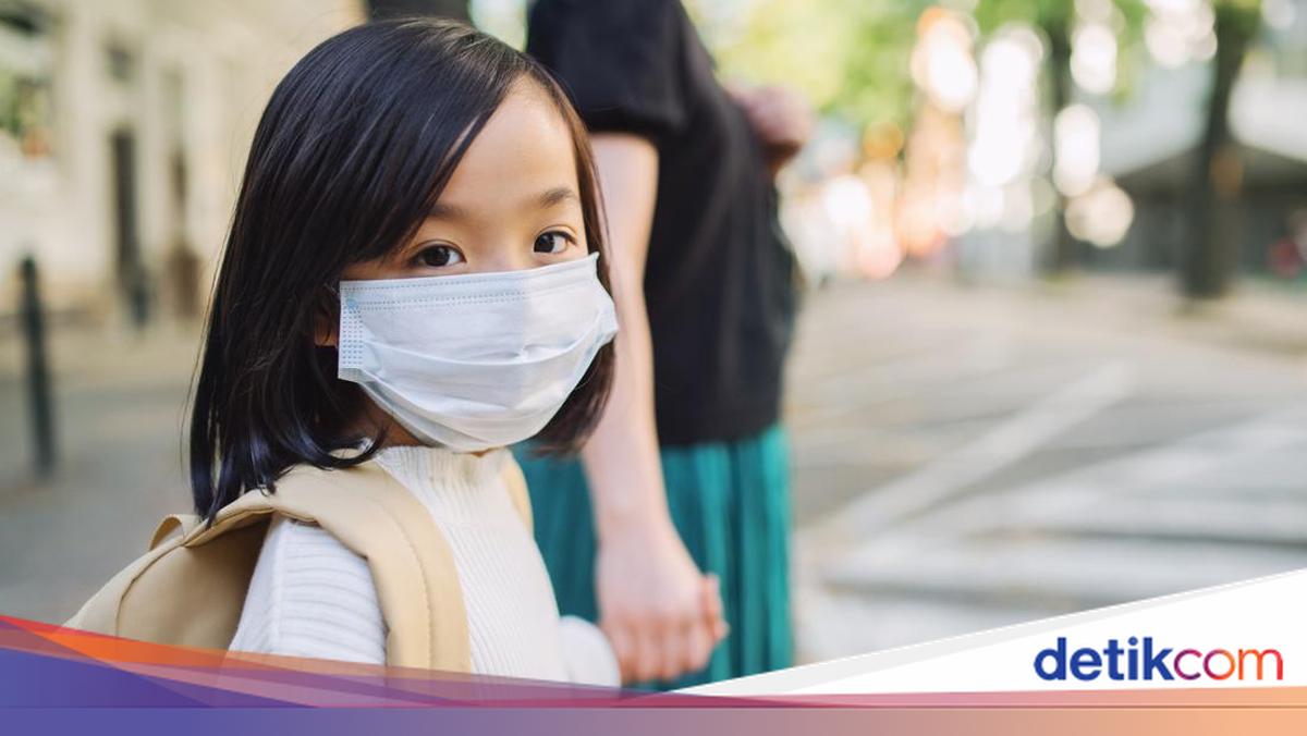 Siswa SD di Depok Belajar Pakai Masker, Keluhkan Sesak Napas Akibat Debu Tanah