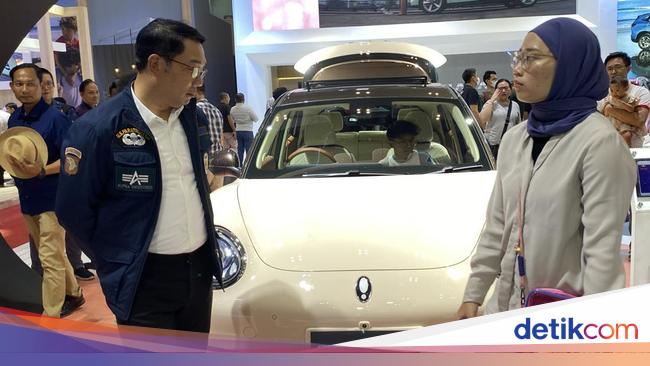 West Java Governor Ridwan Kamil and Family Visit GIIAS 2023 Exhibition