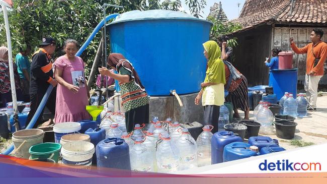Warga mengambil air dari jeriken yang dibagikan oleh petugas