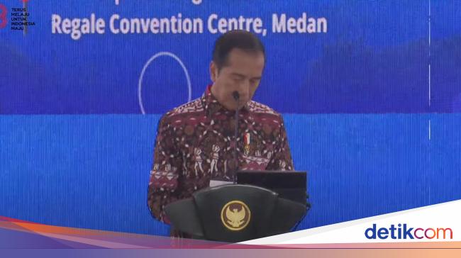 President Jokowi Pauses Speech at GAMKI Event for Call to Prayer