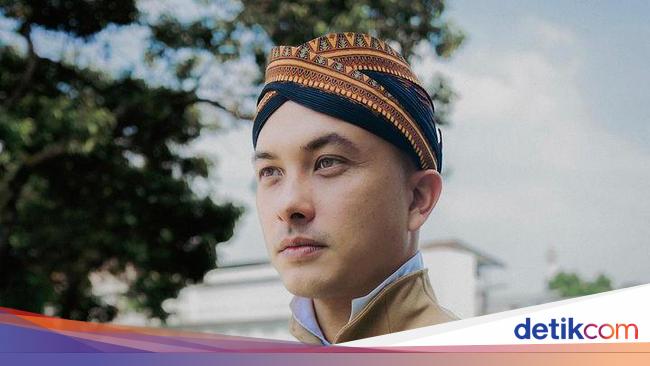 Nicholas Saputra Jadi 'Mas-mas Jawa' Saat HUT RI, Pakai Beskap Bikin ...