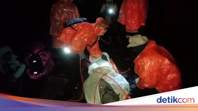 Pendaki Cedera Kaki saat Jatuh di Gunung Kerinci, Tim SAR Evakuasi