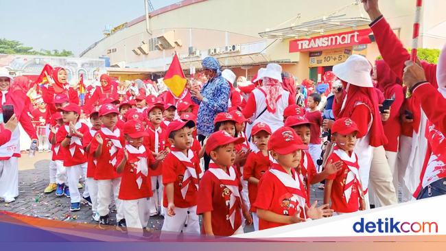 Transmart Serang Gelar Karnaval Merah Putih, Libatkan 1.217 anak TK