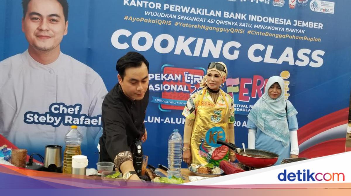 Ibu-ibu di Jember Belajar Masak Rawon Pecel dari Chef Steby Rafael