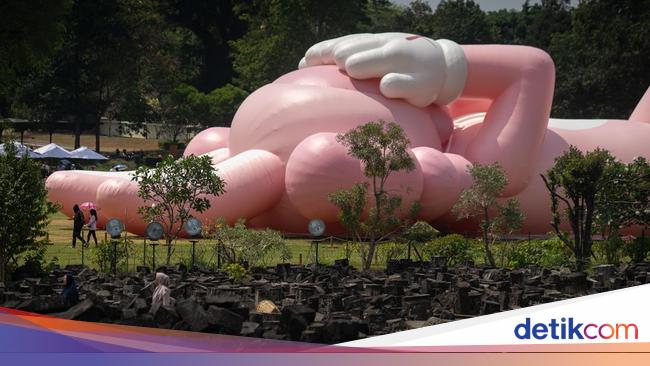 Mengenal Kaws Sosok Di Balik Patung Raksasa Pink Di Candi Prambanan 4397