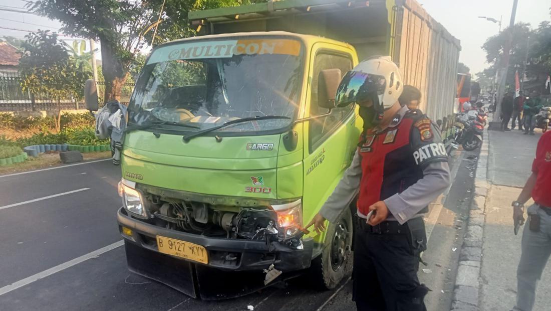 Truk Tabrak 7 Pemotor Lawan Arah Di Lenteng Agung Arah Depok