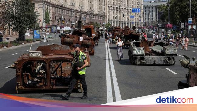 Charred and Destroyed Tanks and Combat Vehicles Displayed in Kyiv Streets – Ukraine Independence Day