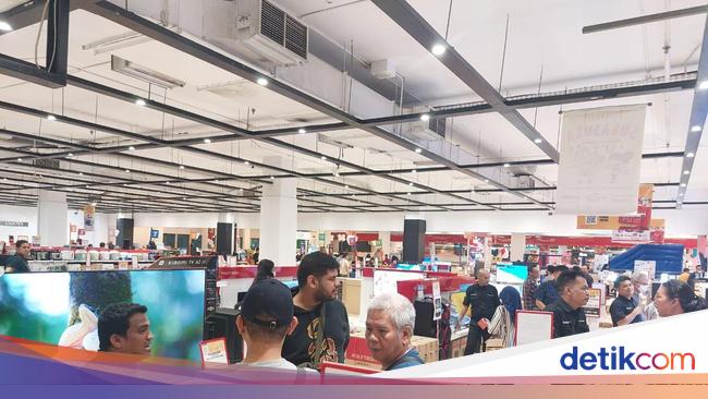 Transmart Full Day Sale: Jakarta Shoppers Hunt for Electronic Products and Electric Bicycles