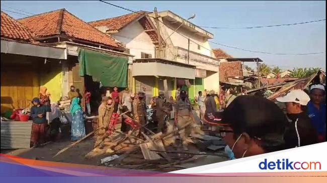 142 Lapak Liar Di Pinggir Pasar Srimangunan Sampang Dibongkar Paksa