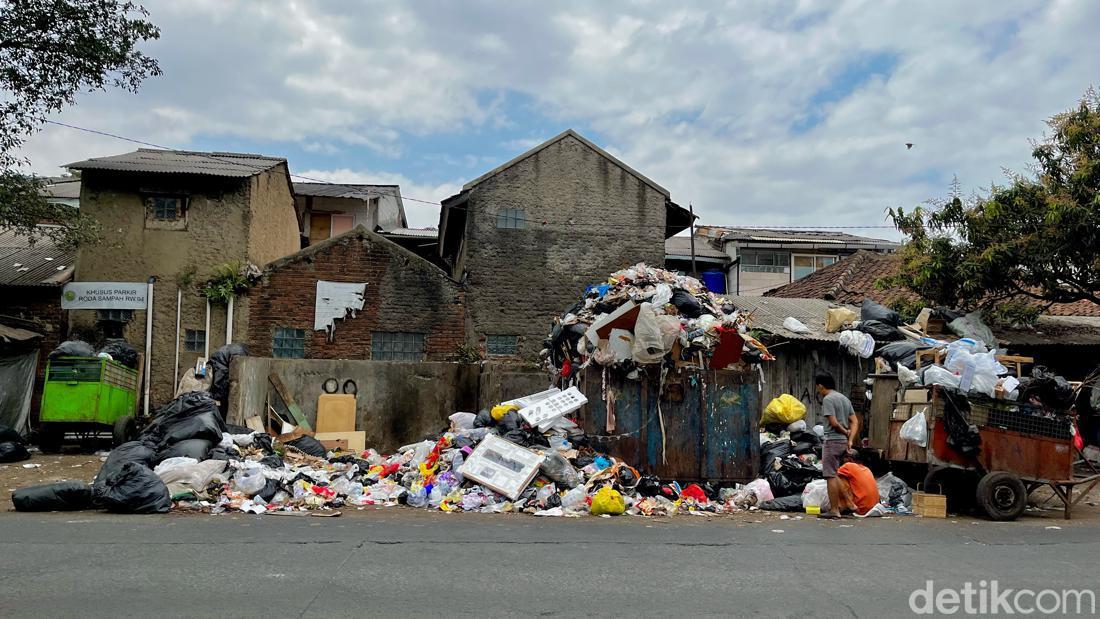 Bandung Terancam Jadi Lautan Sampah Imbas Kebakaran TPA Sarimukti