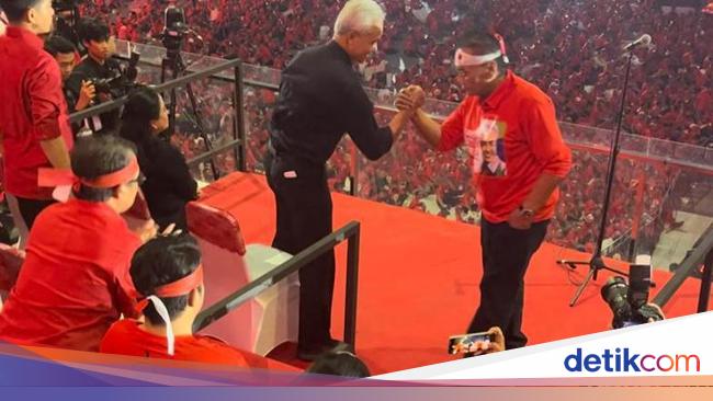 Ganjar dan Bambang Pacul Salam Komando di Hadapan Massa Pemenangan PDIP