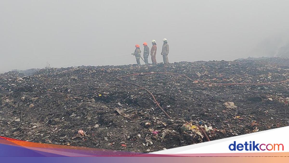 Pemkab Bandung Barat Menyerah Padamkan Api di TPA Sarimukti