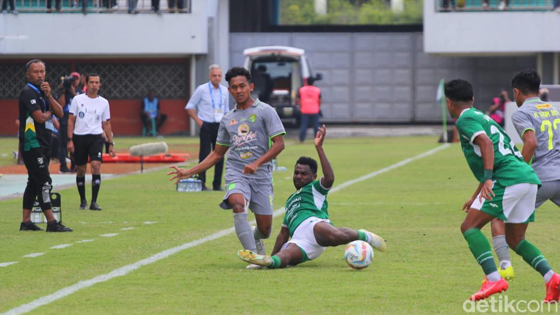 Uston Nawawi Apresiasi Lini Pertahanan Persebaya Saat Tahan Imbang PSS