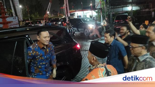 Anies Baswedan and Agus Harimurti Yudhoyono Attend Wayang Kulit show at PKS Office