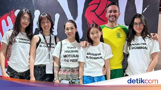 Tired Tora Sudiro competes in volleyball against The Actors