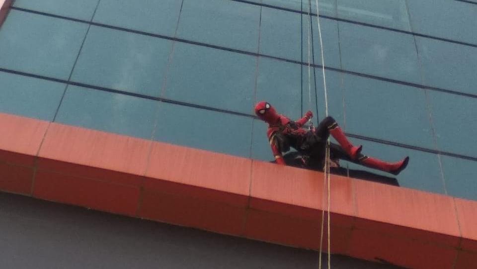 Ngalam Mbois: Aksi Spider-Man Bersihkan Kaca Gedung-gedung Di Malang