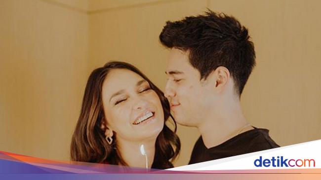 Ayu Dewi Nangis Lihat Luna Maya dan Maxime Bouttier Nyanyi dan Berpelukan - detikHot