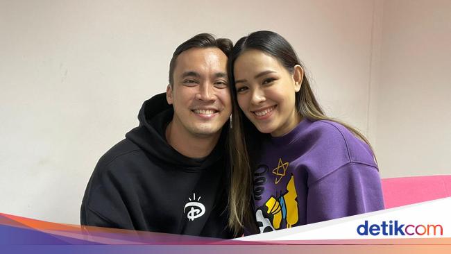 Rendy Kjaernett Buka Suara Terkait Foto Viral dengan Wanita Lain