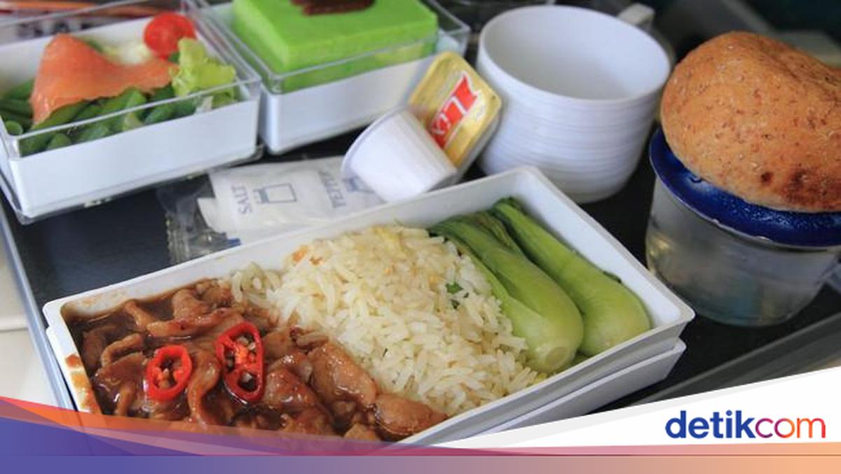 proses menarik cara kerja penyiapan makanan di pesawat... 5 Penemuan Aneh di Dalam Makanan Pesawat, Bikin Mual Penumpang!