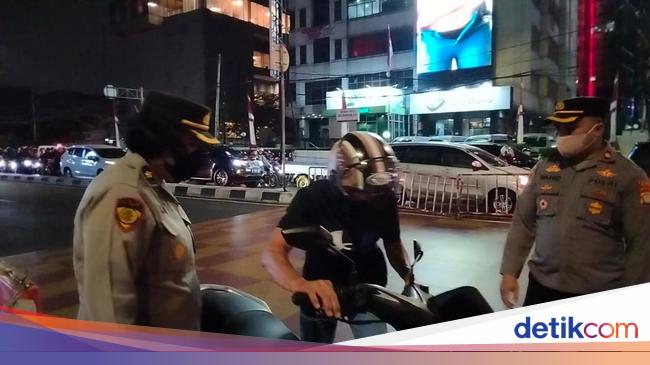 Police Crack Down on Motorbikes Going in the Opposite Direction in Jakarta