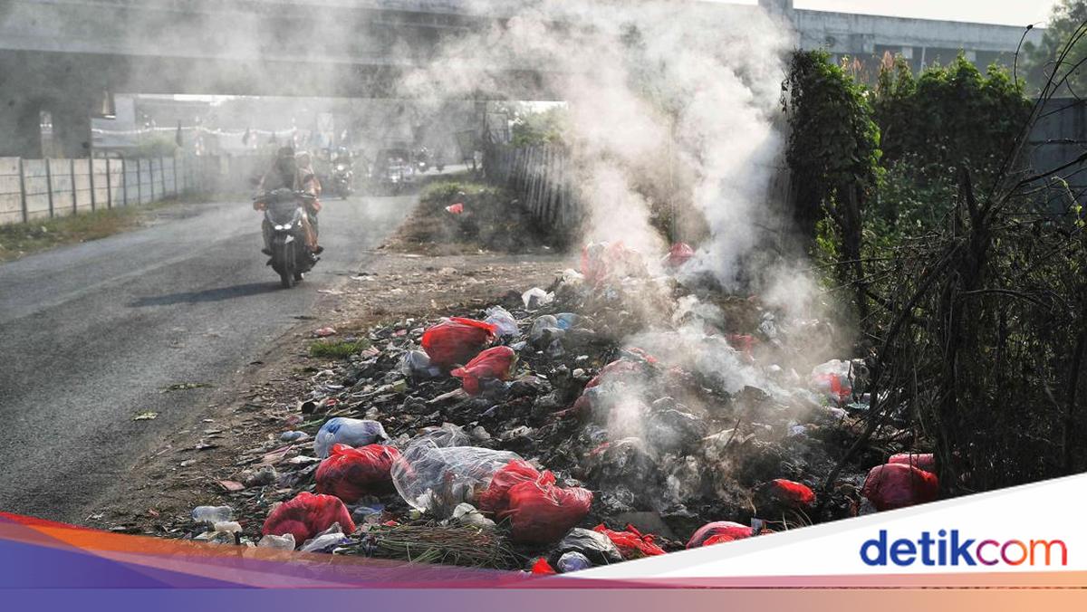Warga Jakarta Bakar Sampah Wajahnya Bakal Dipajang di Medsos