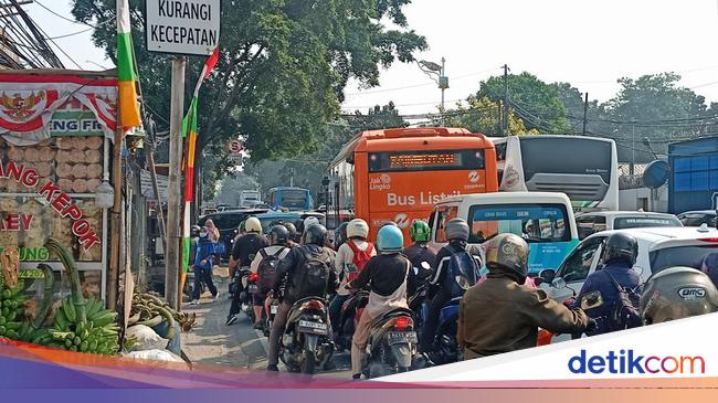 Traffic Jams in Jakarta Due to Canal Excavation Project near TransJakarta Bus Stop Pondok Pinang Cottage